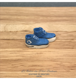 Baskets bleues miniatures 1:12