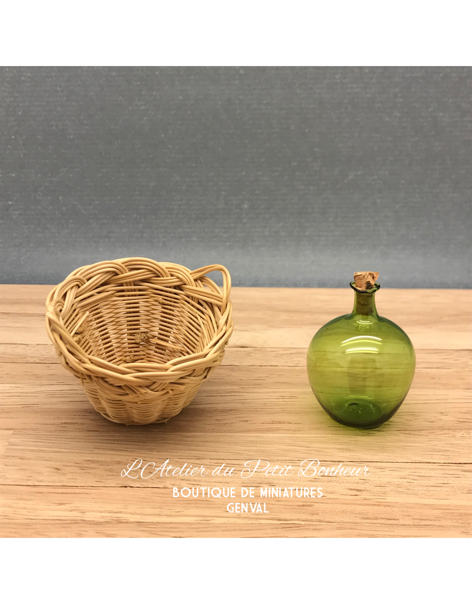Bonbonne de verre verte avec panier miniature 1:12