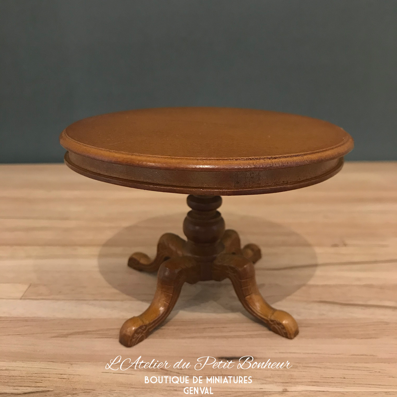 Table ronde en noyer - Petit Bonheur