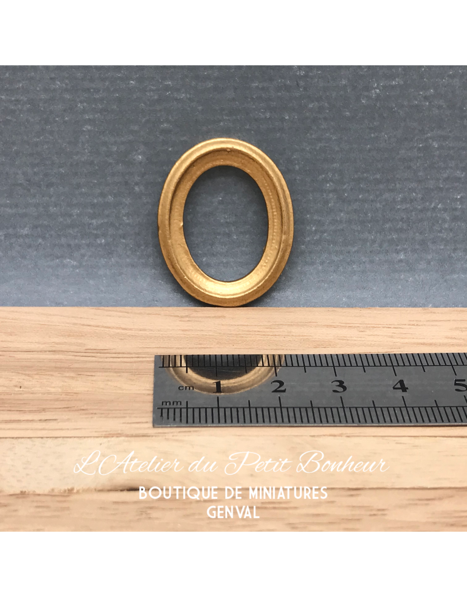 Petit cadre ovale doré (résine) miniature 1:12