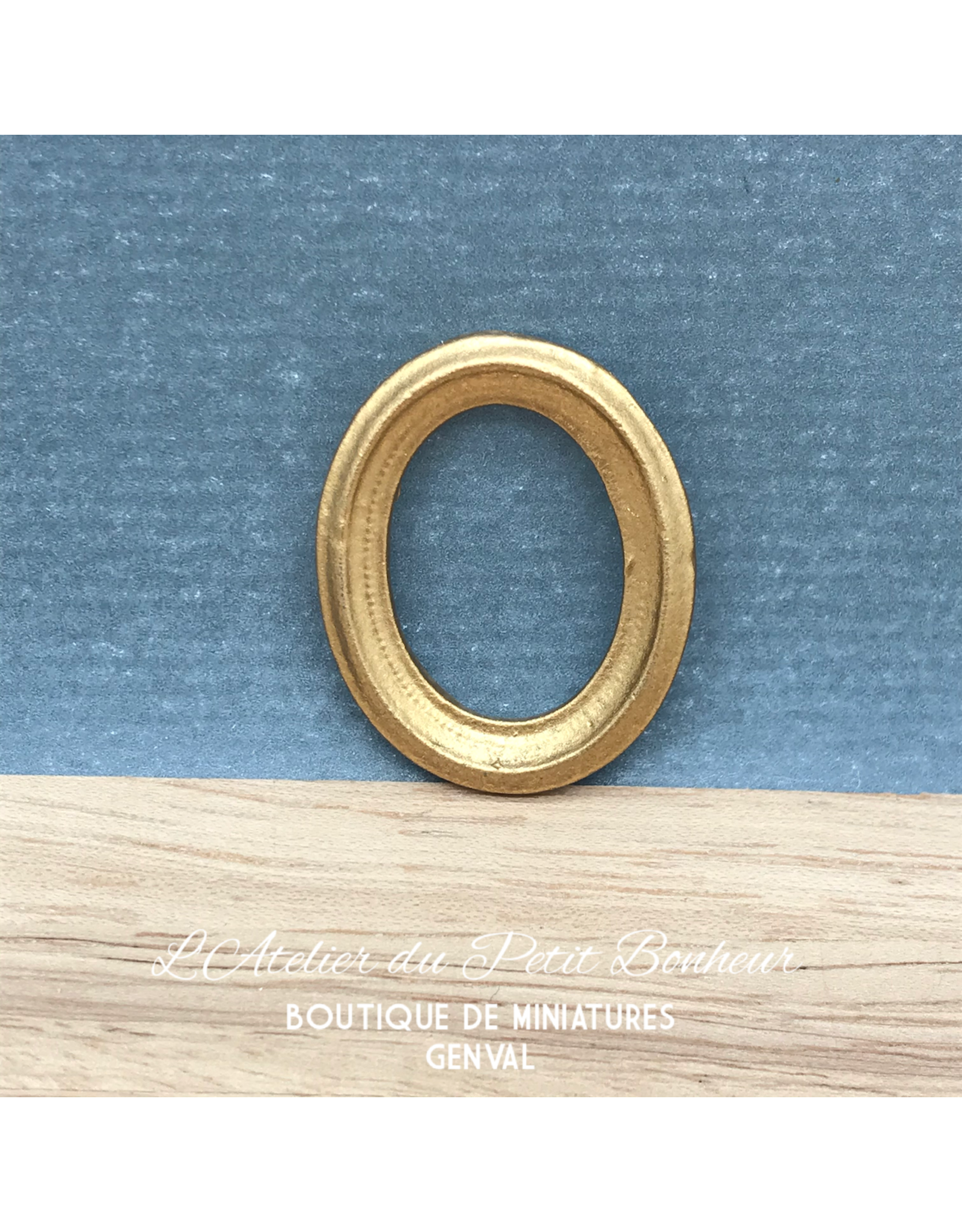 Petit cadre ovale doré (résine) miniature 1:12