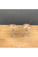 2 Verres à cocktail avec olives vertes miniatures 1:12