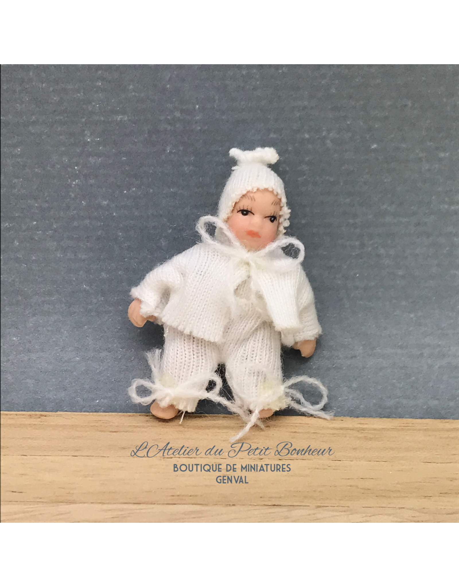 Bébé porcelaine habits blancs, miniature 1:12