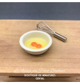 Saladier avec oeufs et fouet miniature 1:12