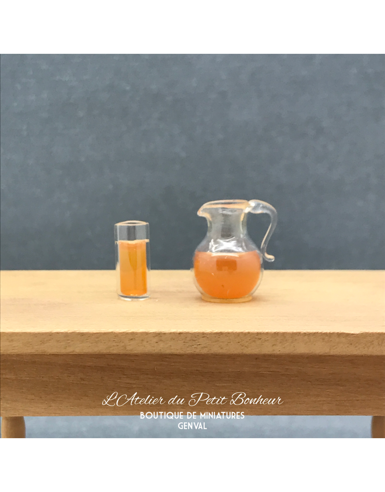 Cruche et verre de jus de pomme miniatures 1:12