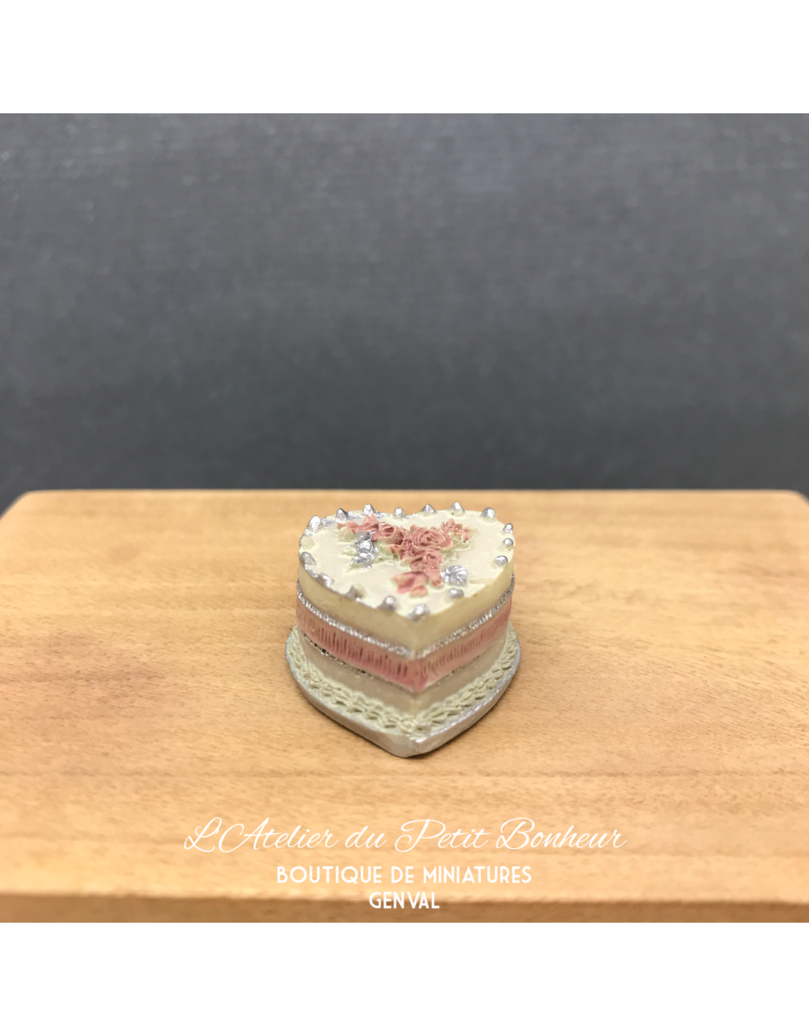 Gâteau rose en forme de coeur miniature 1:12
