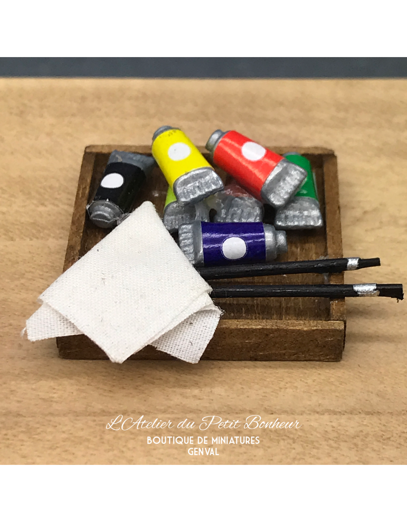 Boîte avec tubes de peinture et pinceaux miniature 1:12