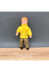 Petit garçon pull jaune miniature 1:12