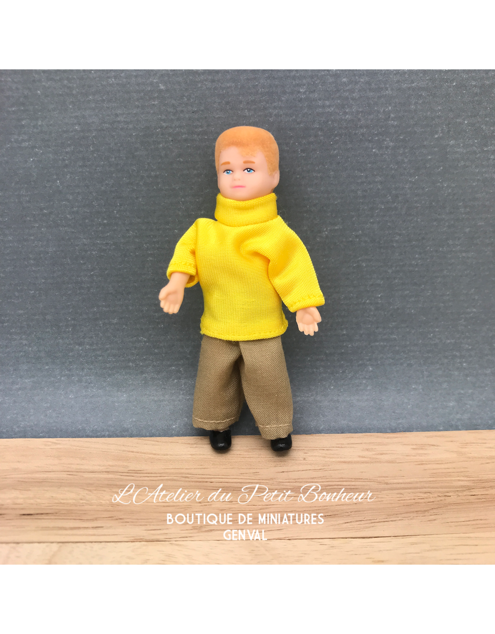 Petit garçon pull jaune miniature 1:12