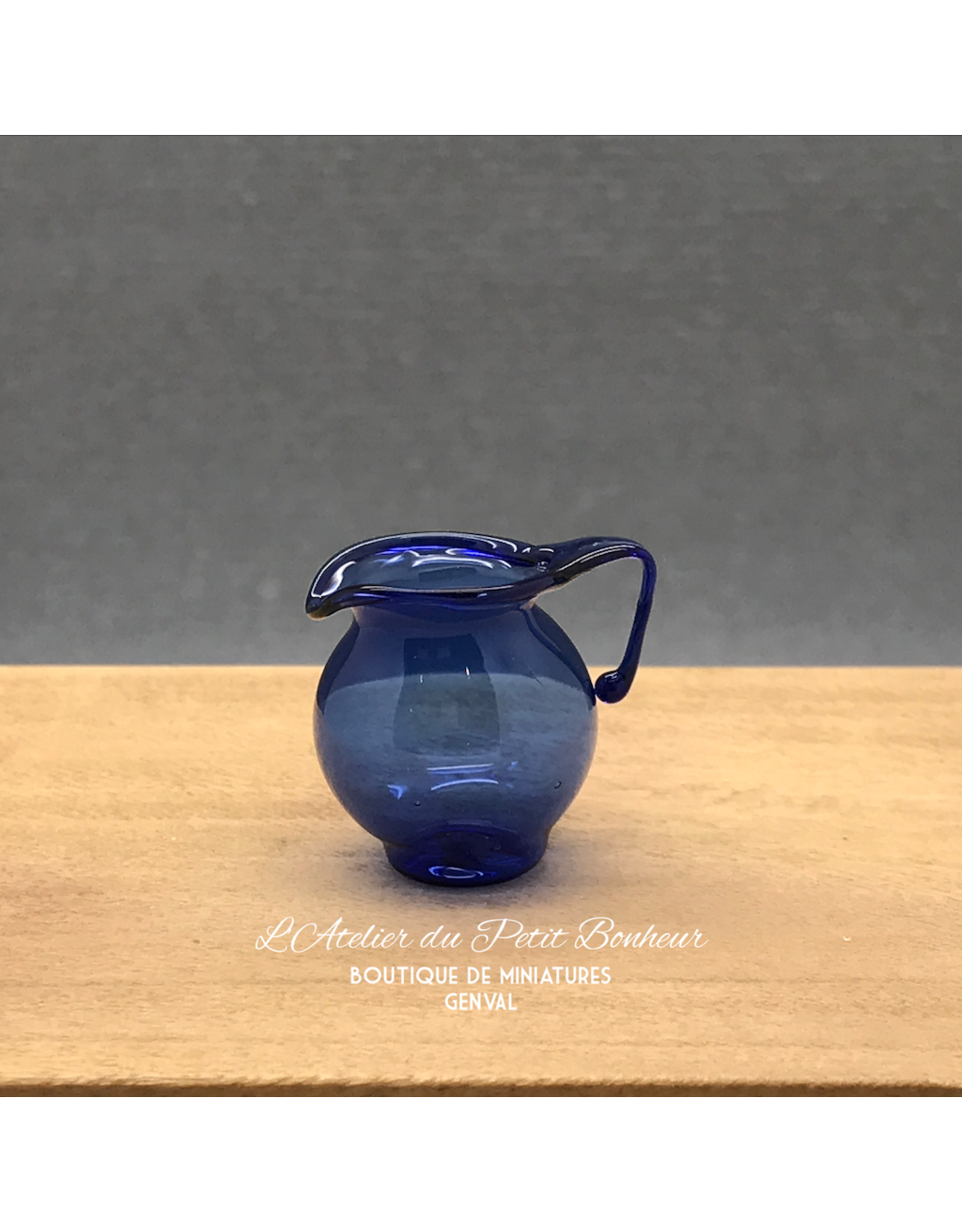 MC Miniatures Company Cruche bleue en verre (grande) miniature 1:12