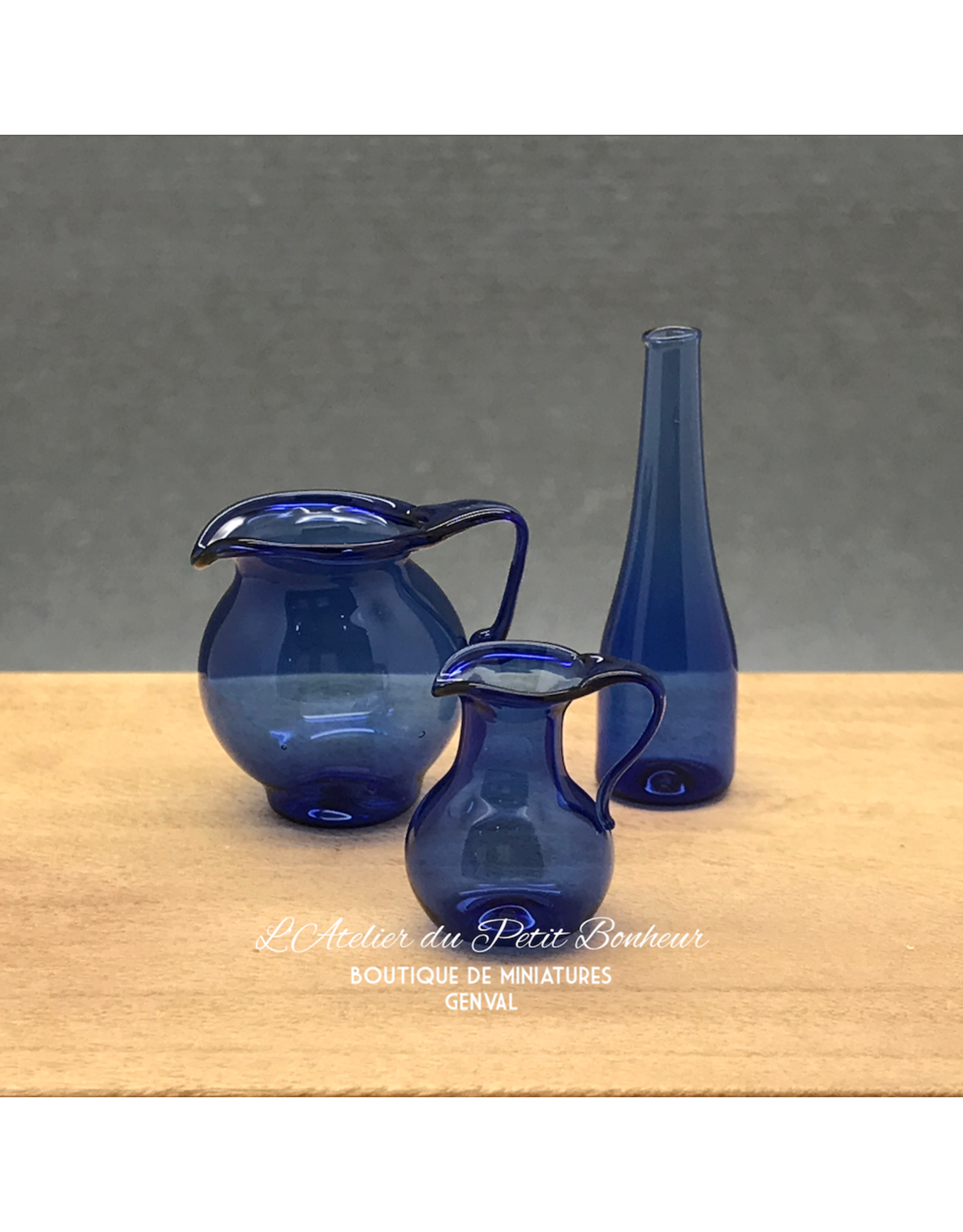 MC Miniatures Company Bouteille bleue en verre miniature 1:12