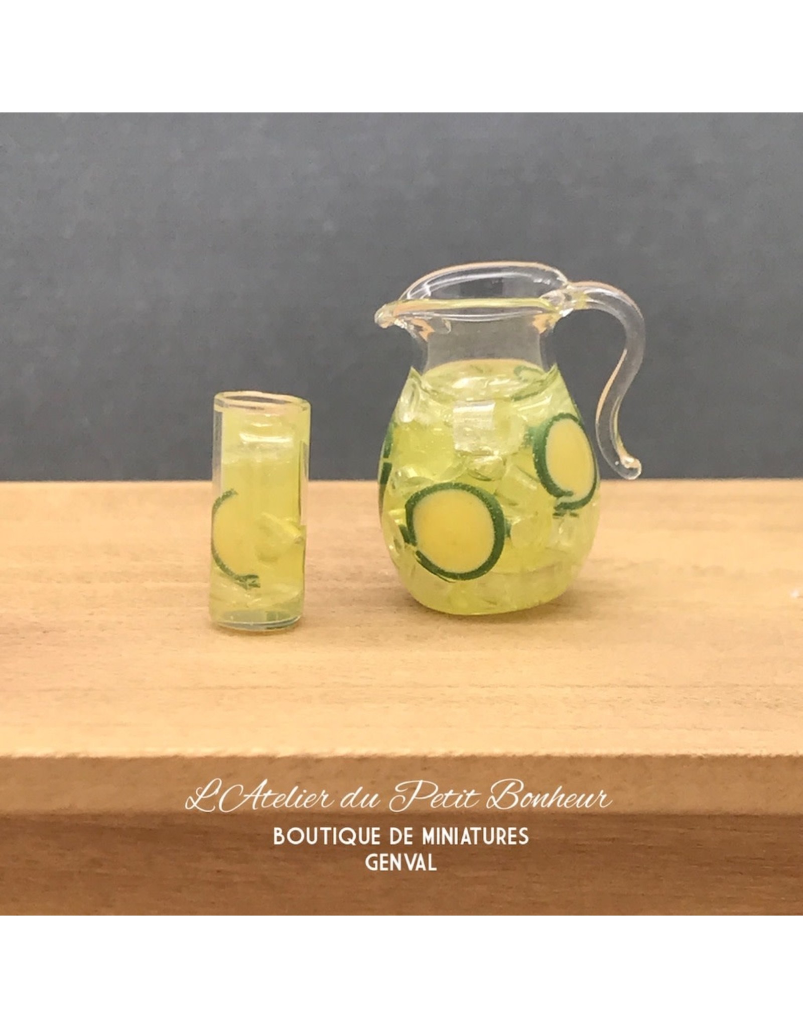 Cruche et verre de jus de citron miniature 1:12