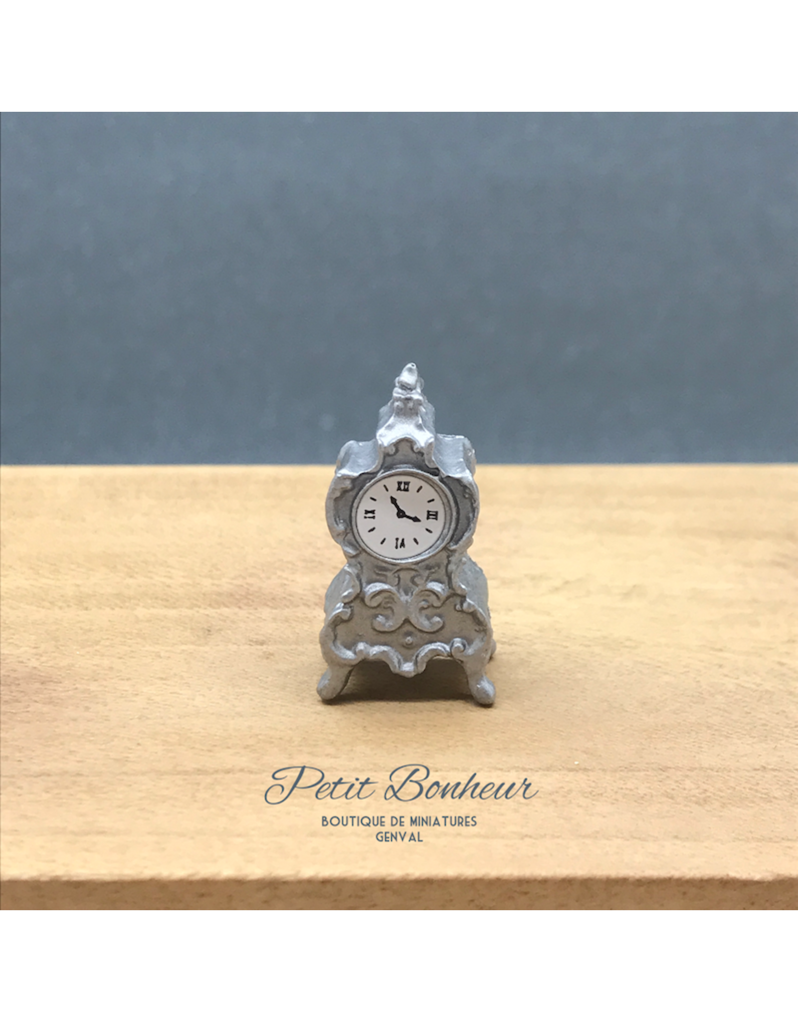 Horloge argentée (résine) miniature 1:12