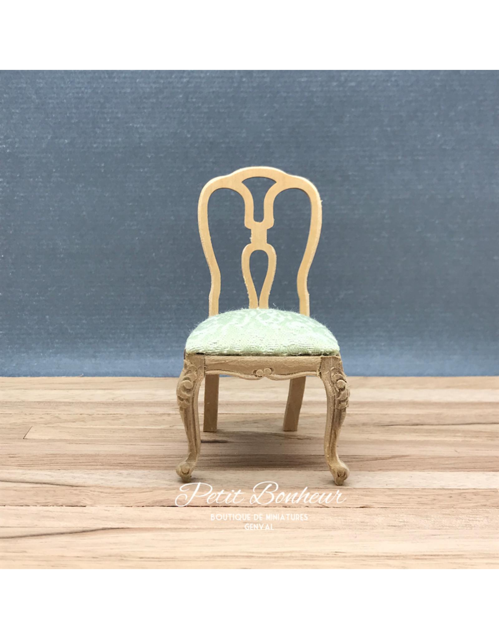 Chaise sculptée miniature 1:12