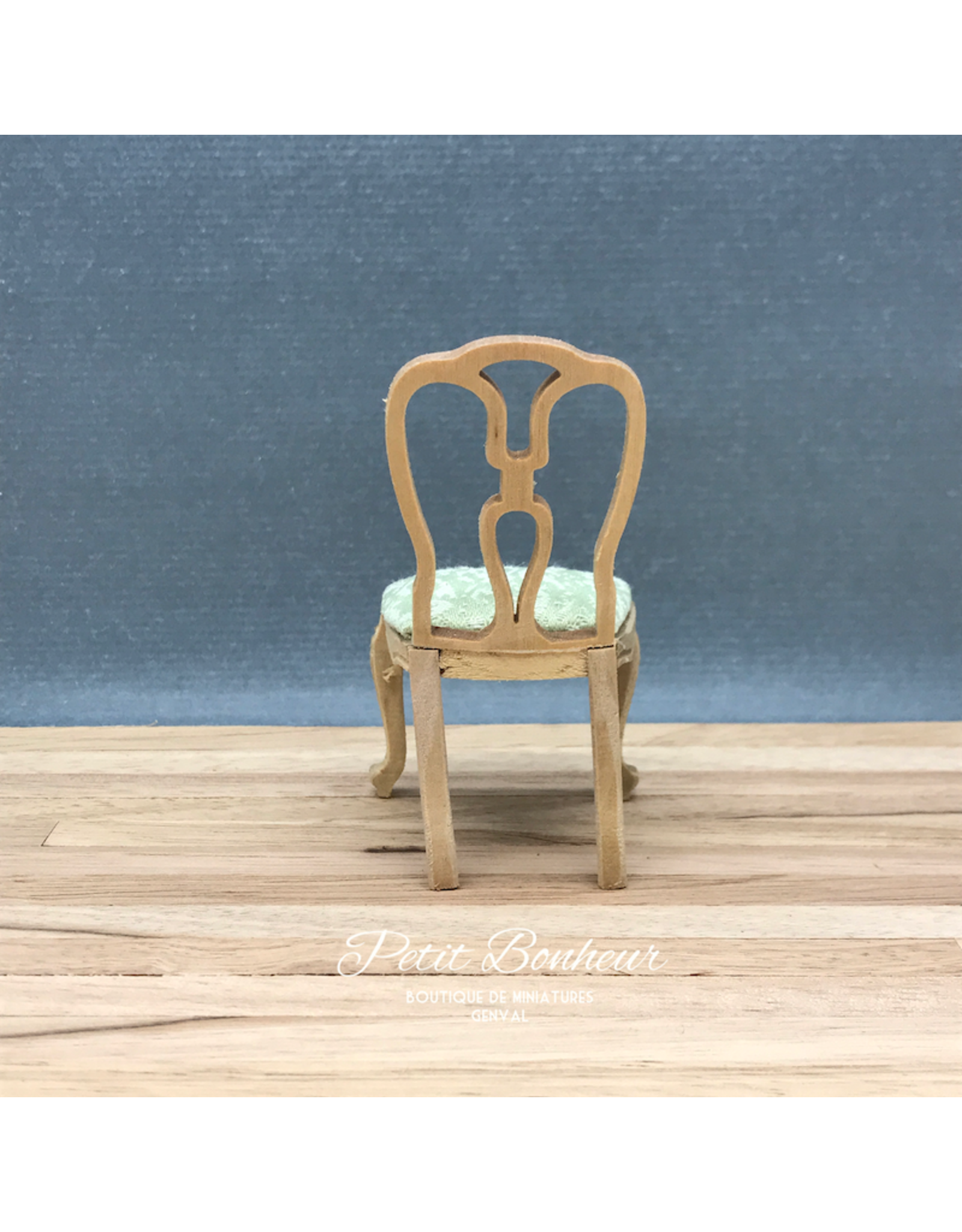 Chaise sculptée miniature 1:12