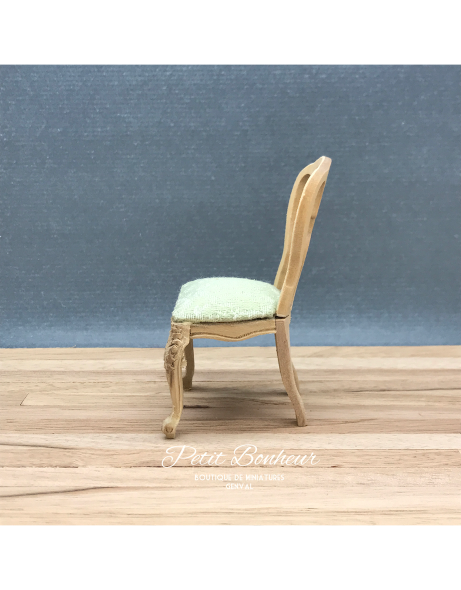 Chaise sculptée miniature 1:12