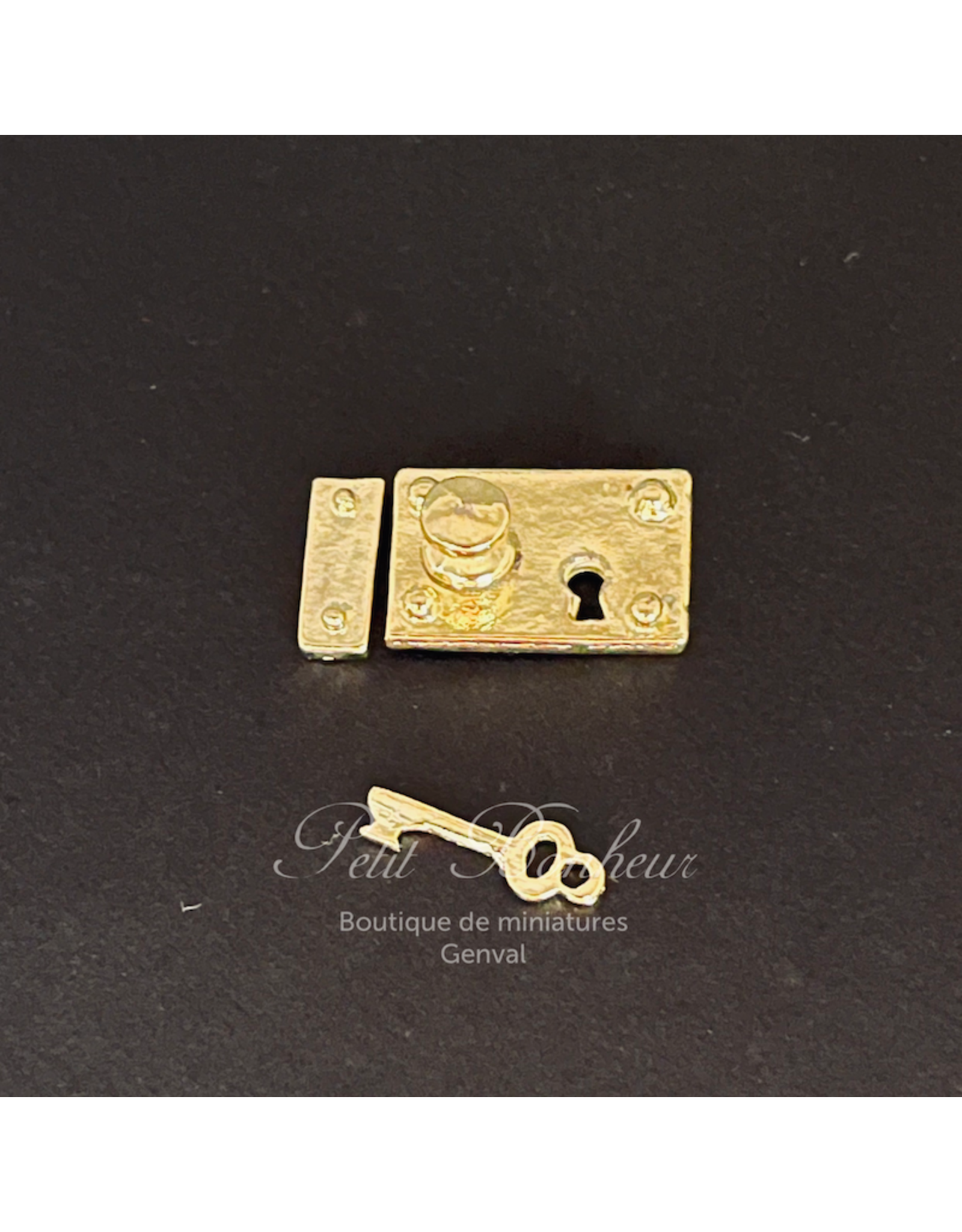 Serrure dorée avec clé miniature 1:12