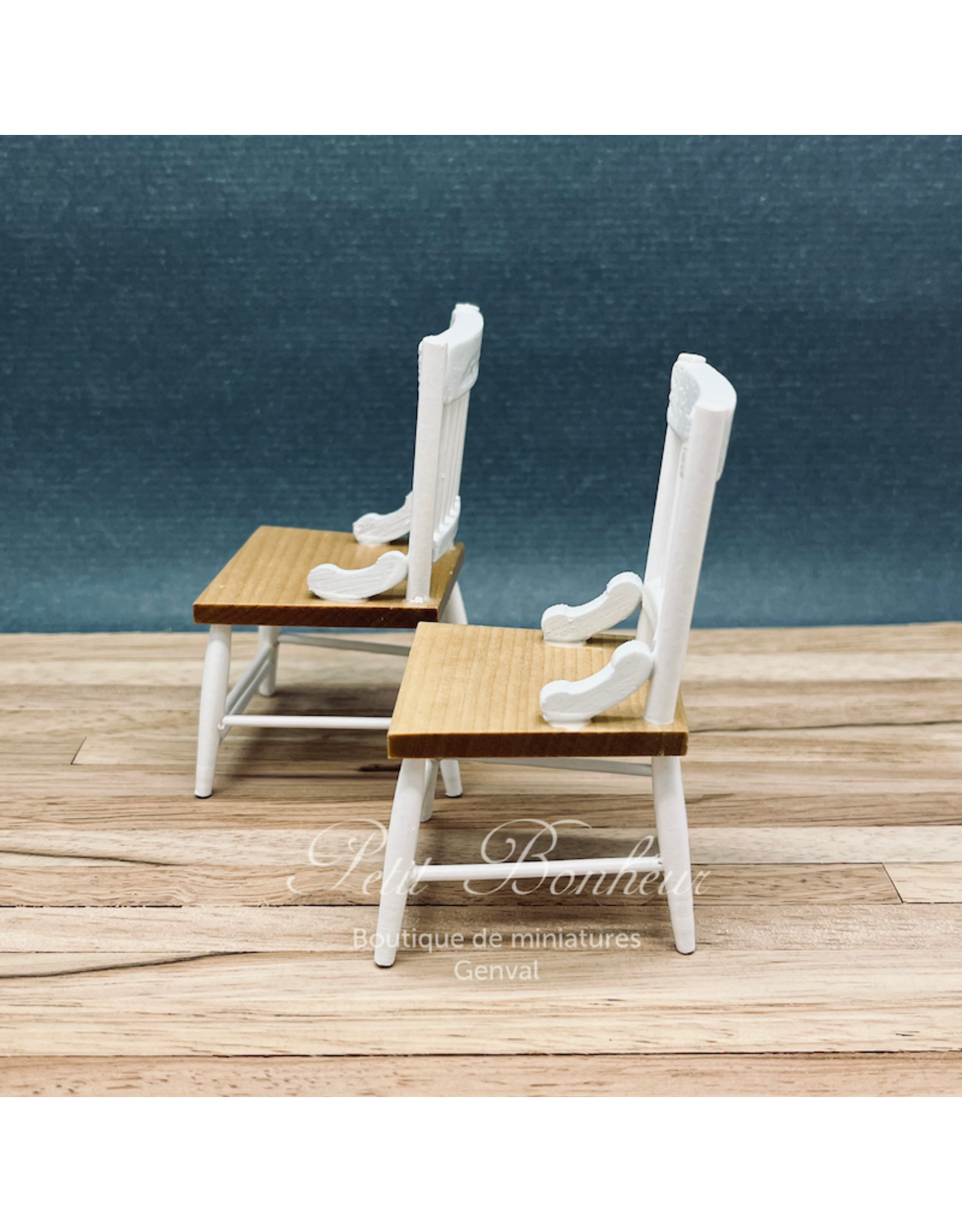 2 chaises blanches  et pin miniatures 1:12