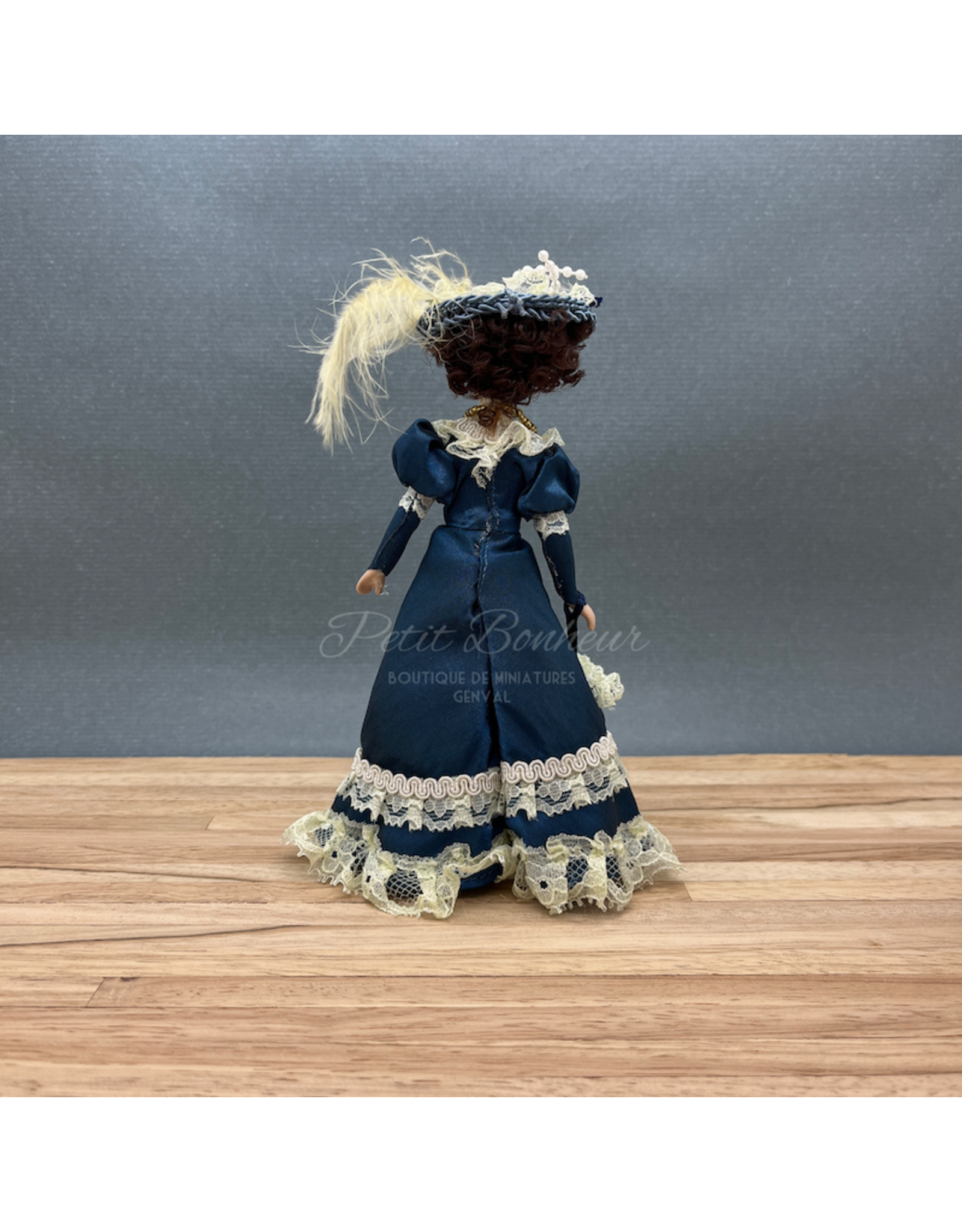 Femme, robe bleue miniature 1:12