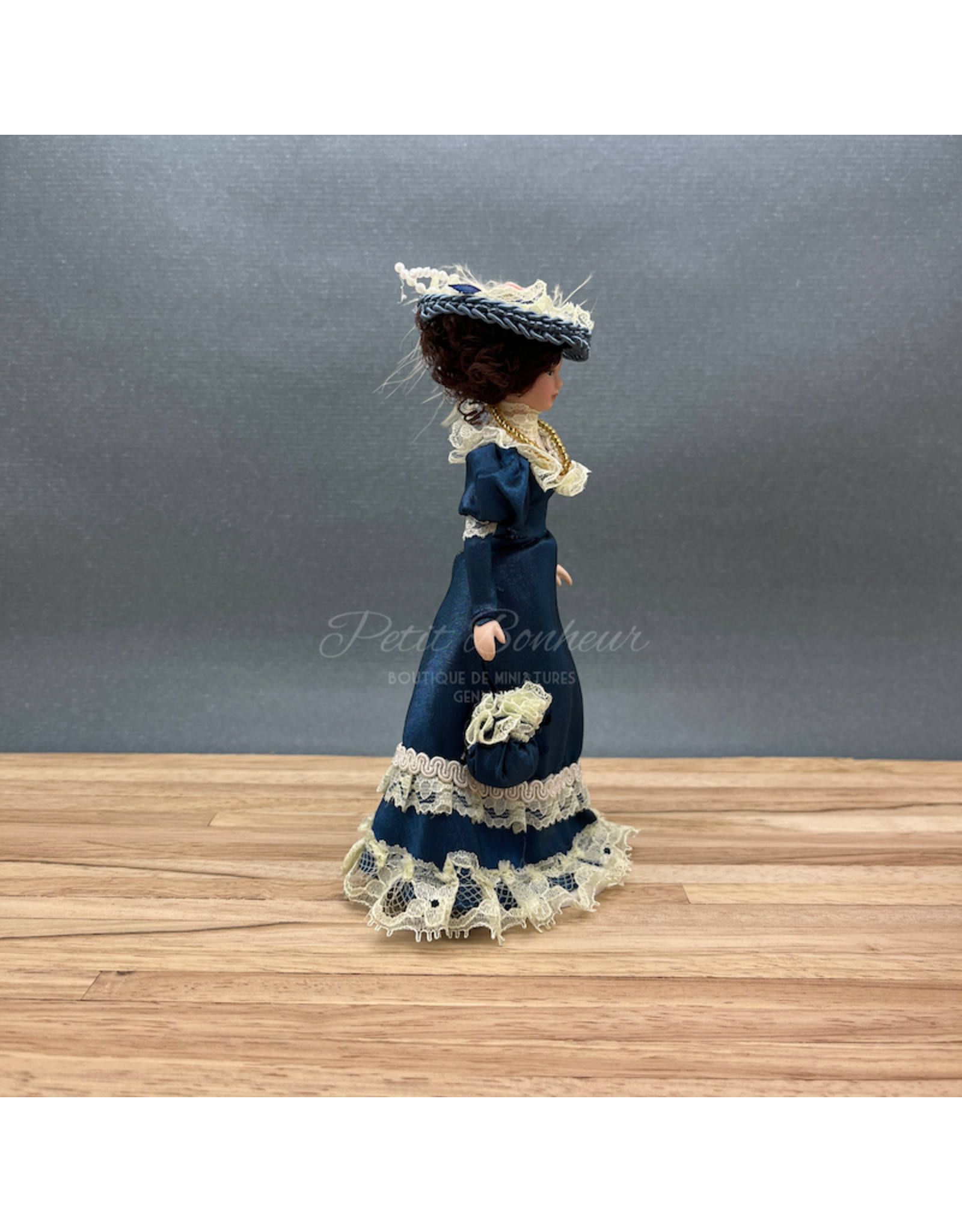 Femme, robe bleue miniature 1:12
