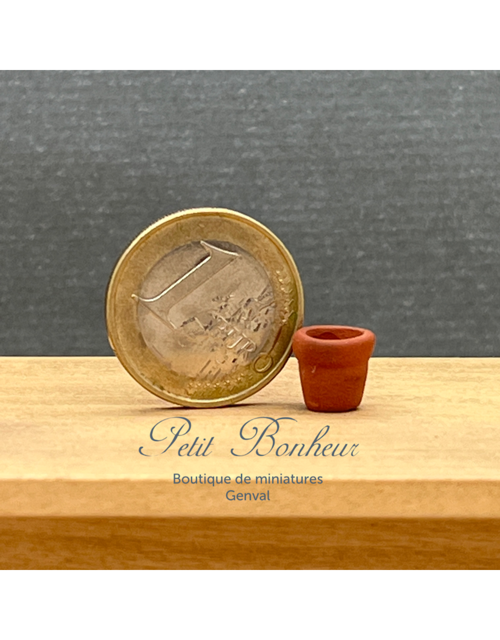 Petit pot de fleur en terre cuite  (1,4x1,4cm) miniature 1:12