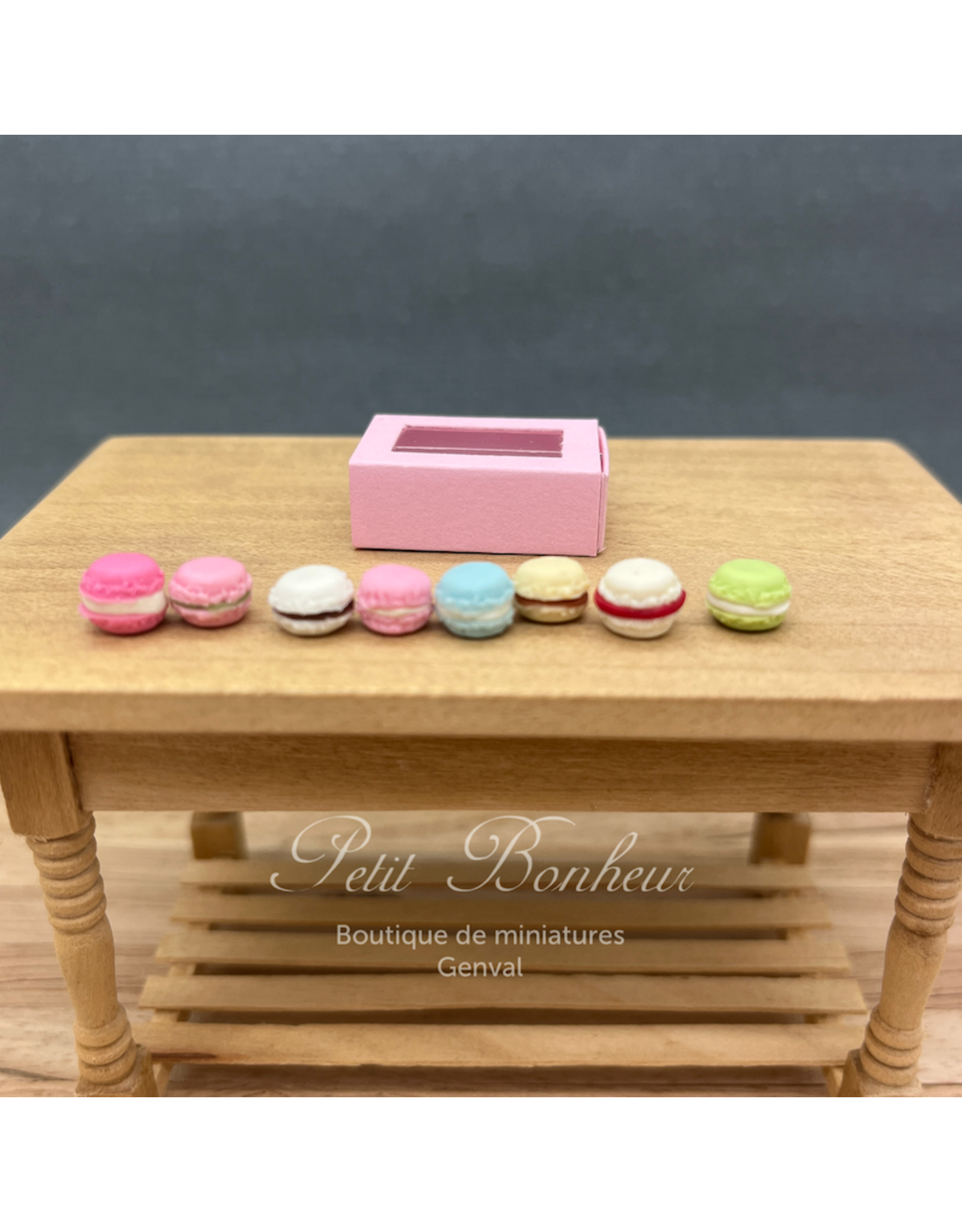 Boîte rose avec 8 macarons miniature 1:12