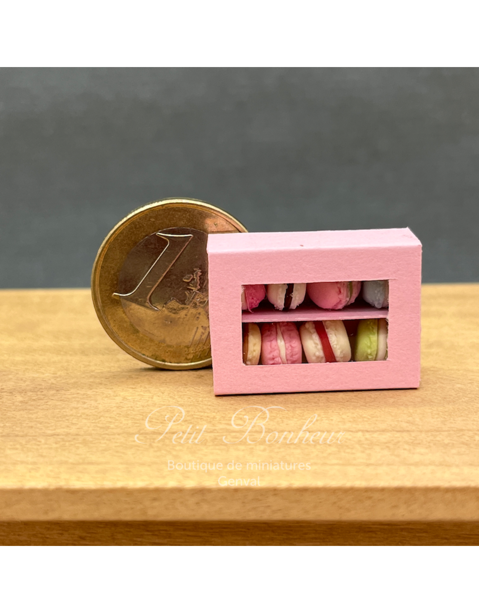 Boîte rose avec 8 macarons miniature 1:12