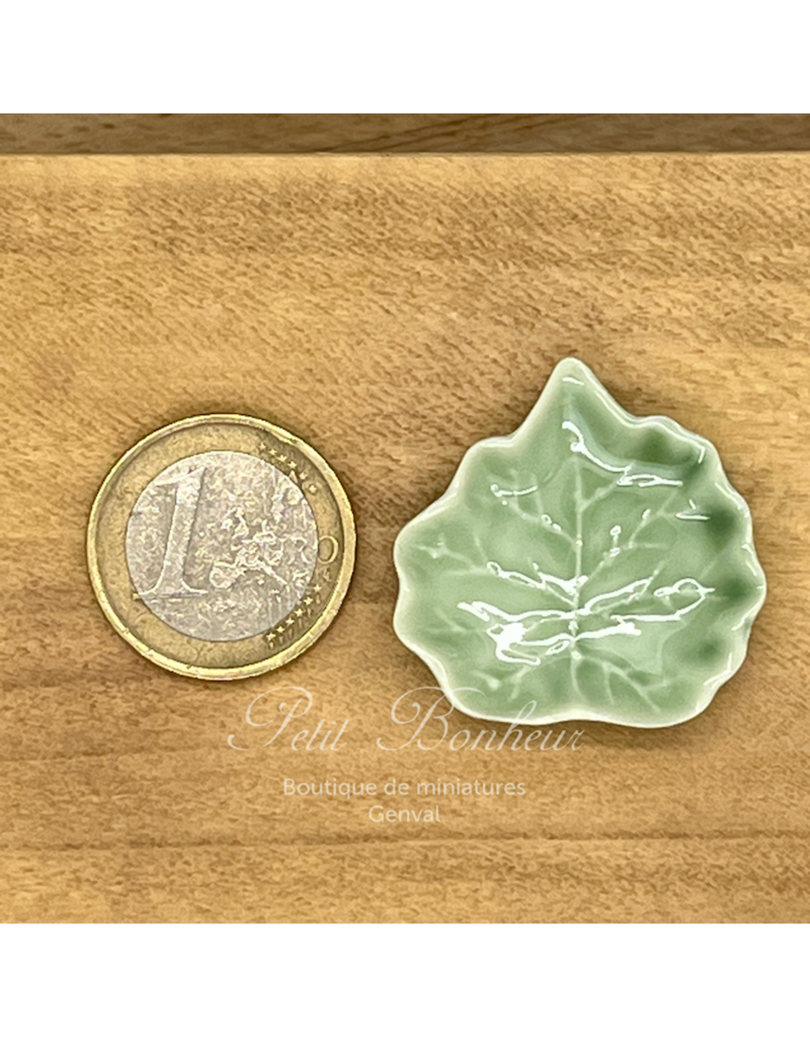 Assiette/Plat en forme de feuille vert pâle miniature 1:12