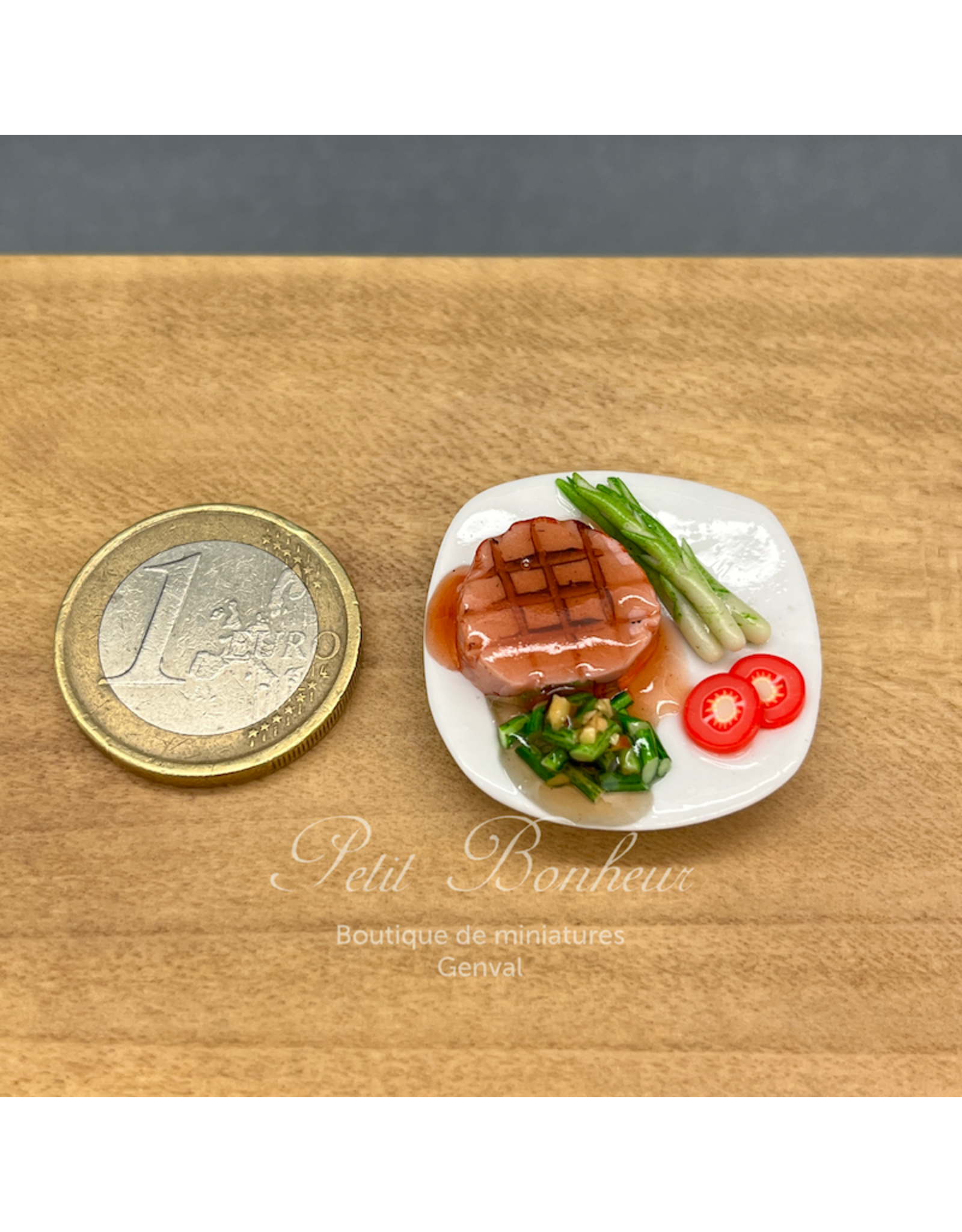 Tranche de jambon grillée avec asperges et crudités miniature 1:12