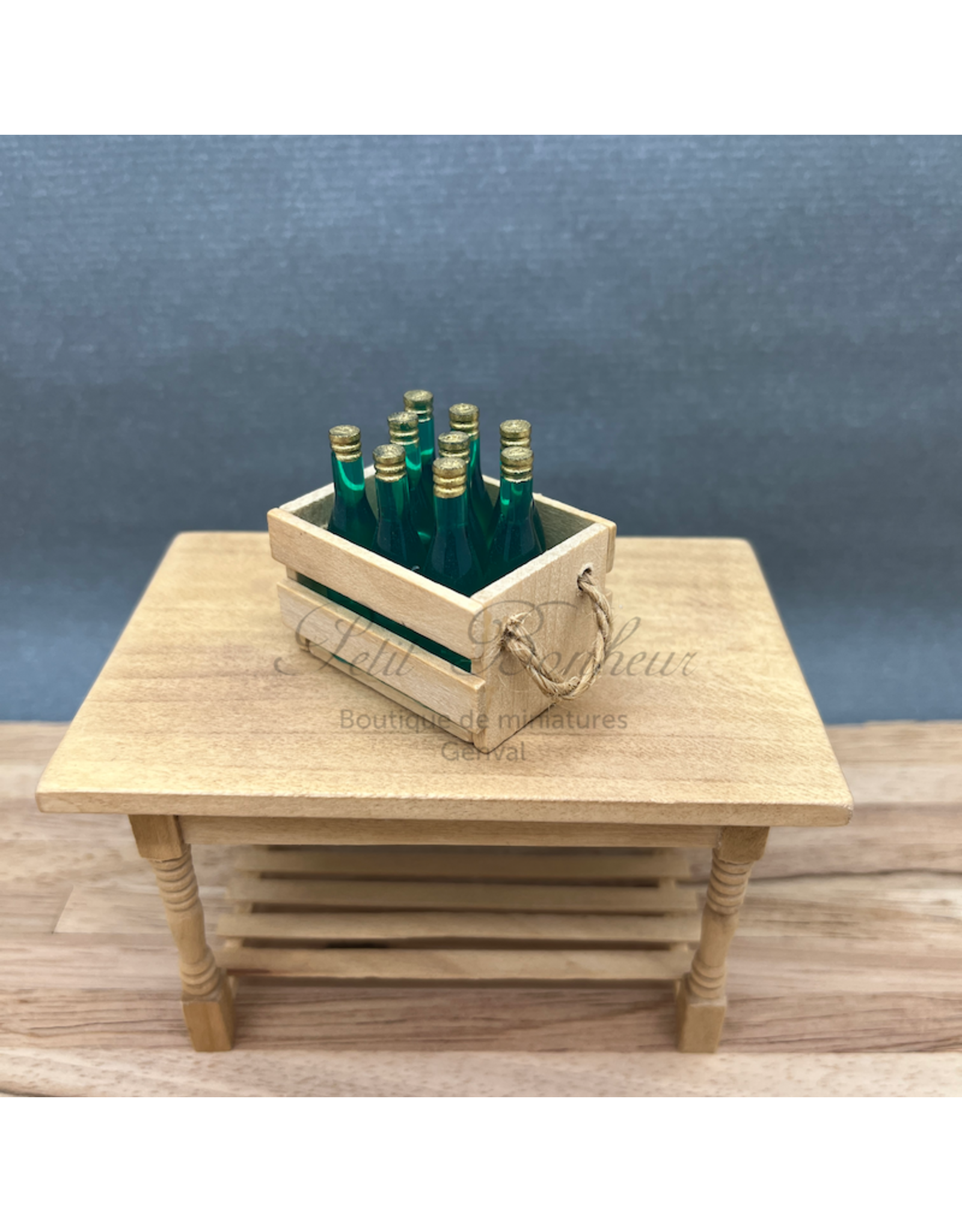 Caisse en bois avec 9 bouteilles vertes miniature 1:12