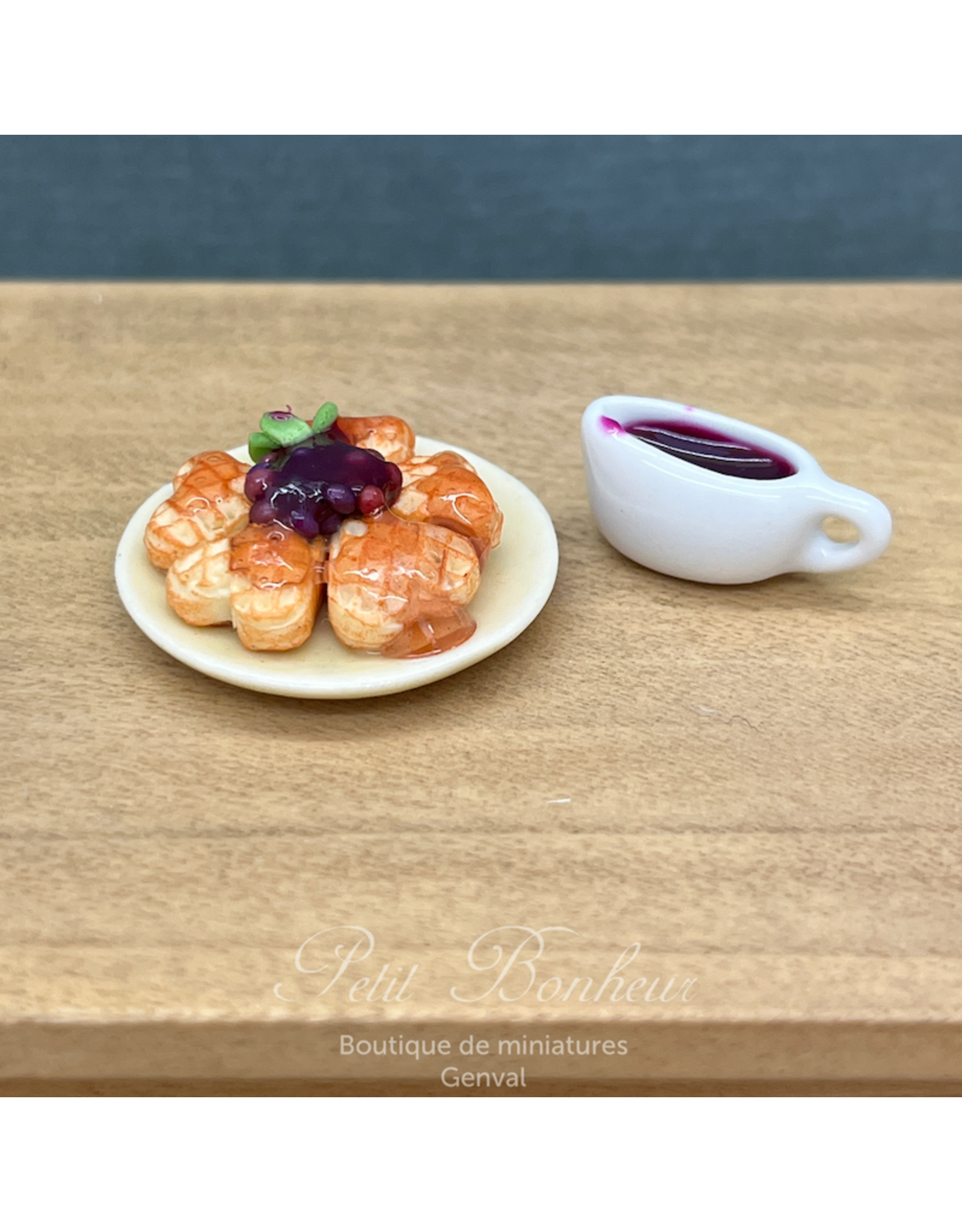 Gaufres aux myrtilles avec pot de sauce (miniature 1:12)