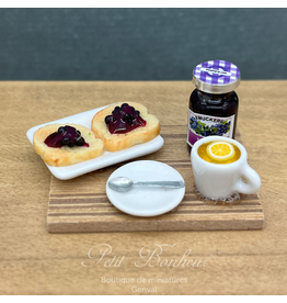 Plateau petit déjeuner avec deux toasts (myrtilles) miniature 1:12