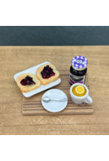 Plateau petit déjeuner avec deux toasts (myrtilles) miniature 1:12