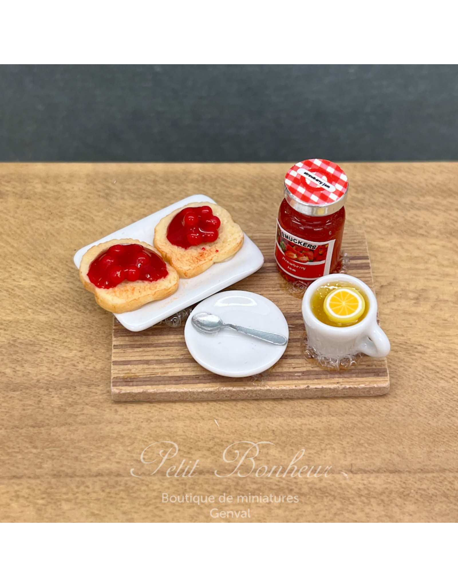 Plateau petit déjeuner avec deux toasts (fraise) miniature 1:12