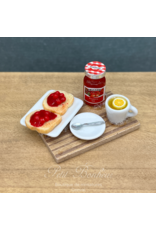 Plateau petit déjeuner avec deux toasts (fraise) miniature 1:12
