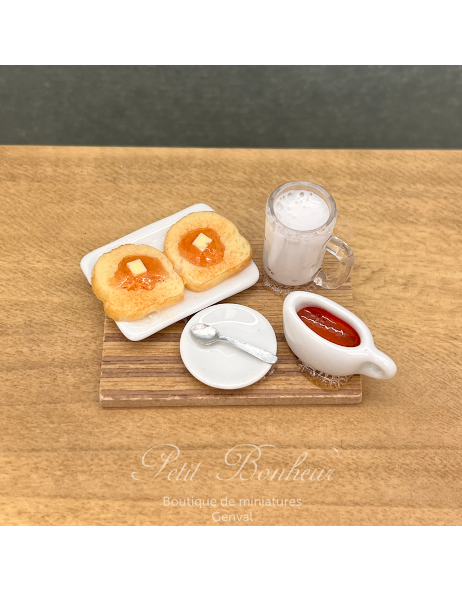 Plateau petit déjeuner avec deux toasts (abricots) miniature 1:12