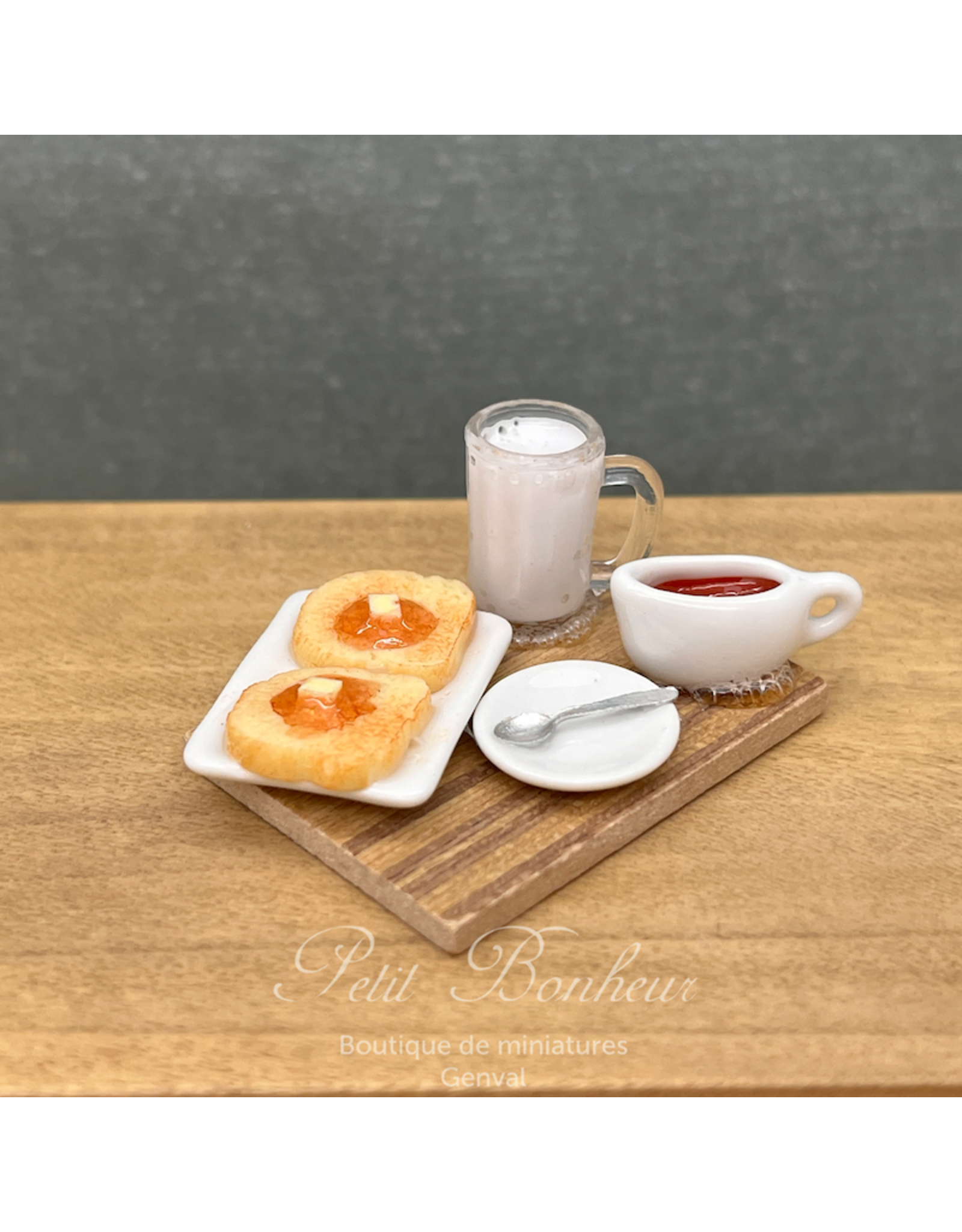 Plateau petit déjeuner avec deux toasts (abricots) miniature 1:12