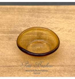 Assiette ambrée en verre miniature 1:12
