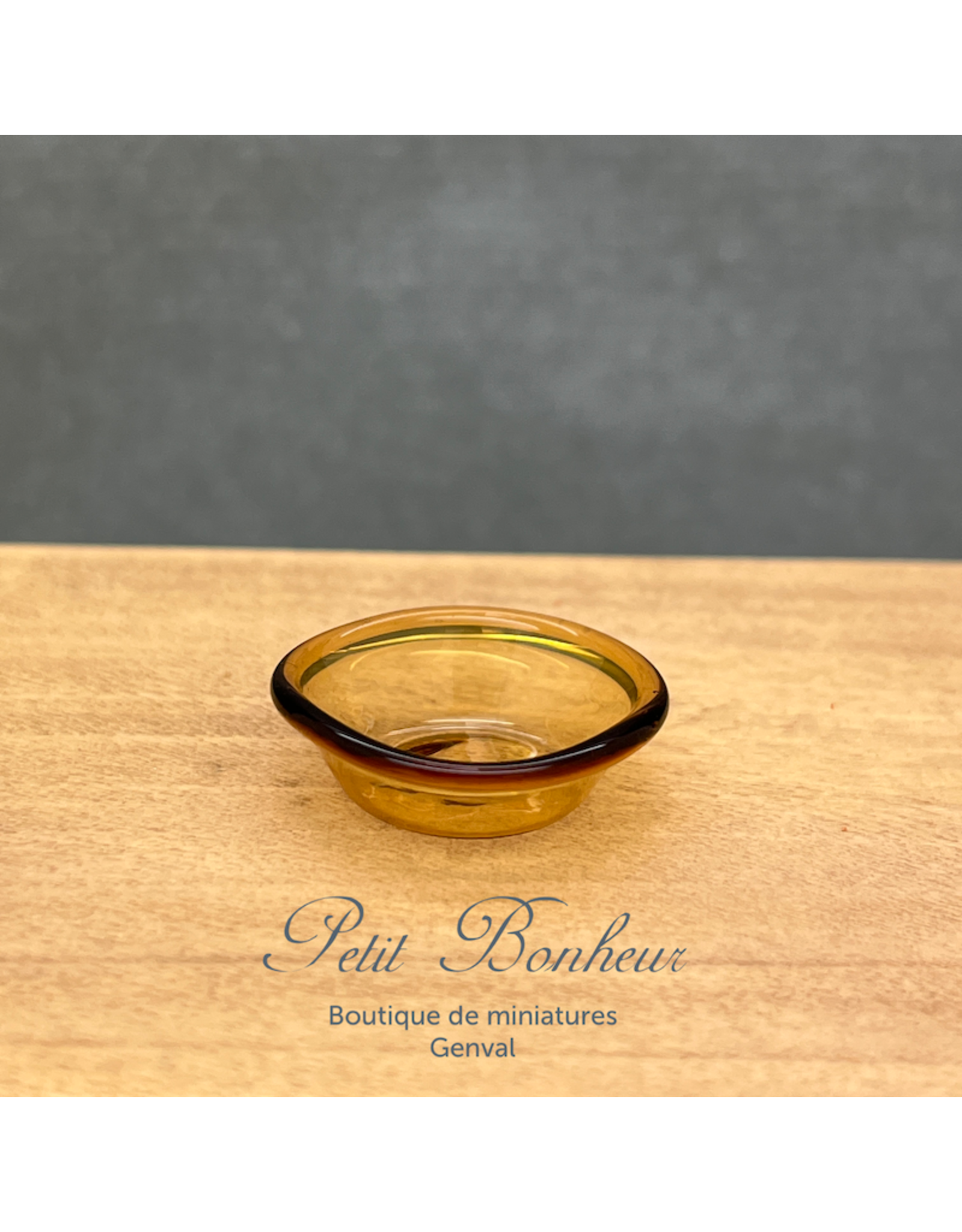 Assiette ambrée en verre miniature 1:12