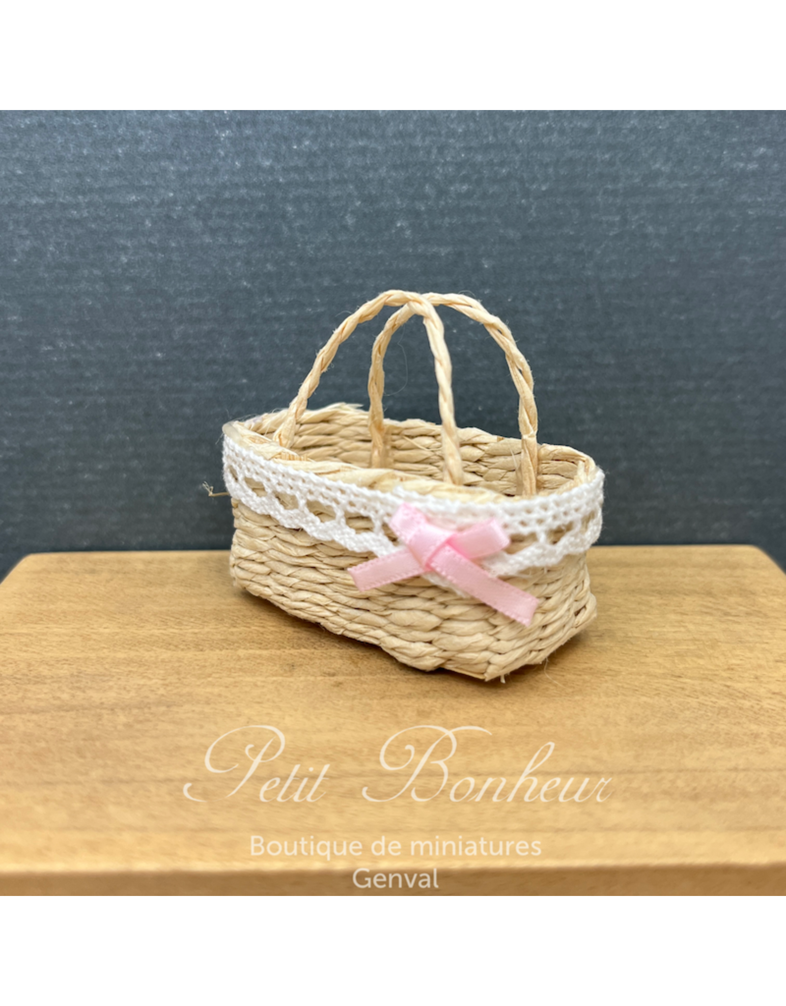 Panier avec dentelle blanche et noeud rose