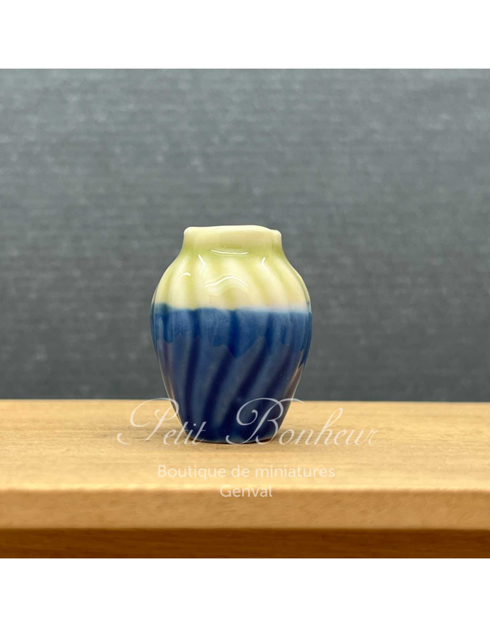 Vase bleu 2 tons miniature 1:12