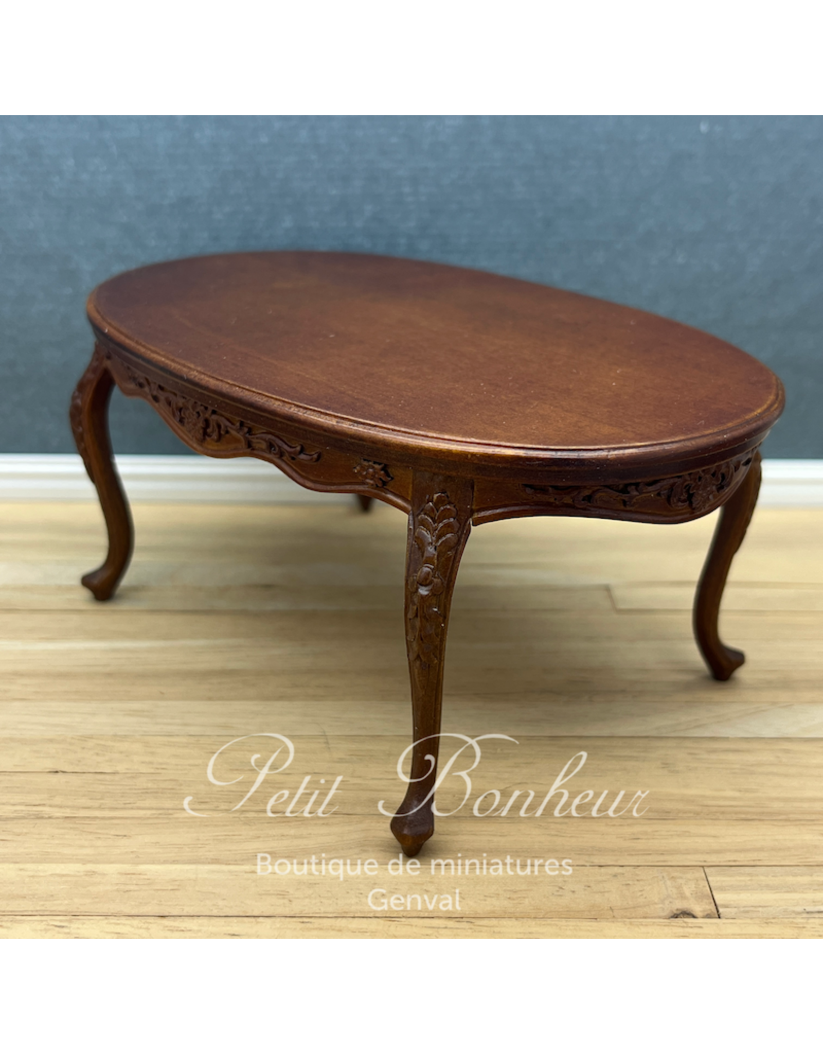 Table ovale sculptée Louis XV noyer