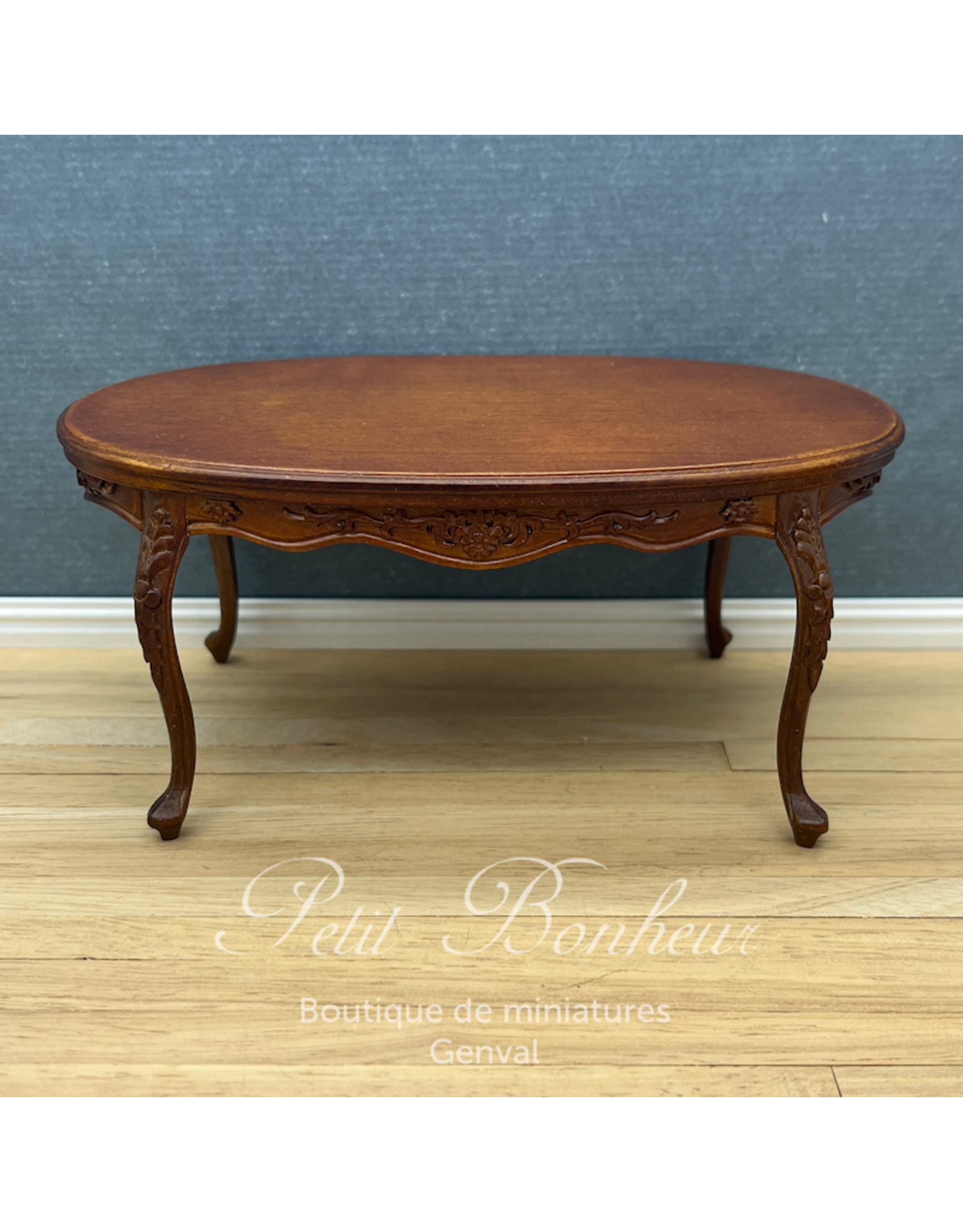 Table ovale sculptée Louis XV noyer