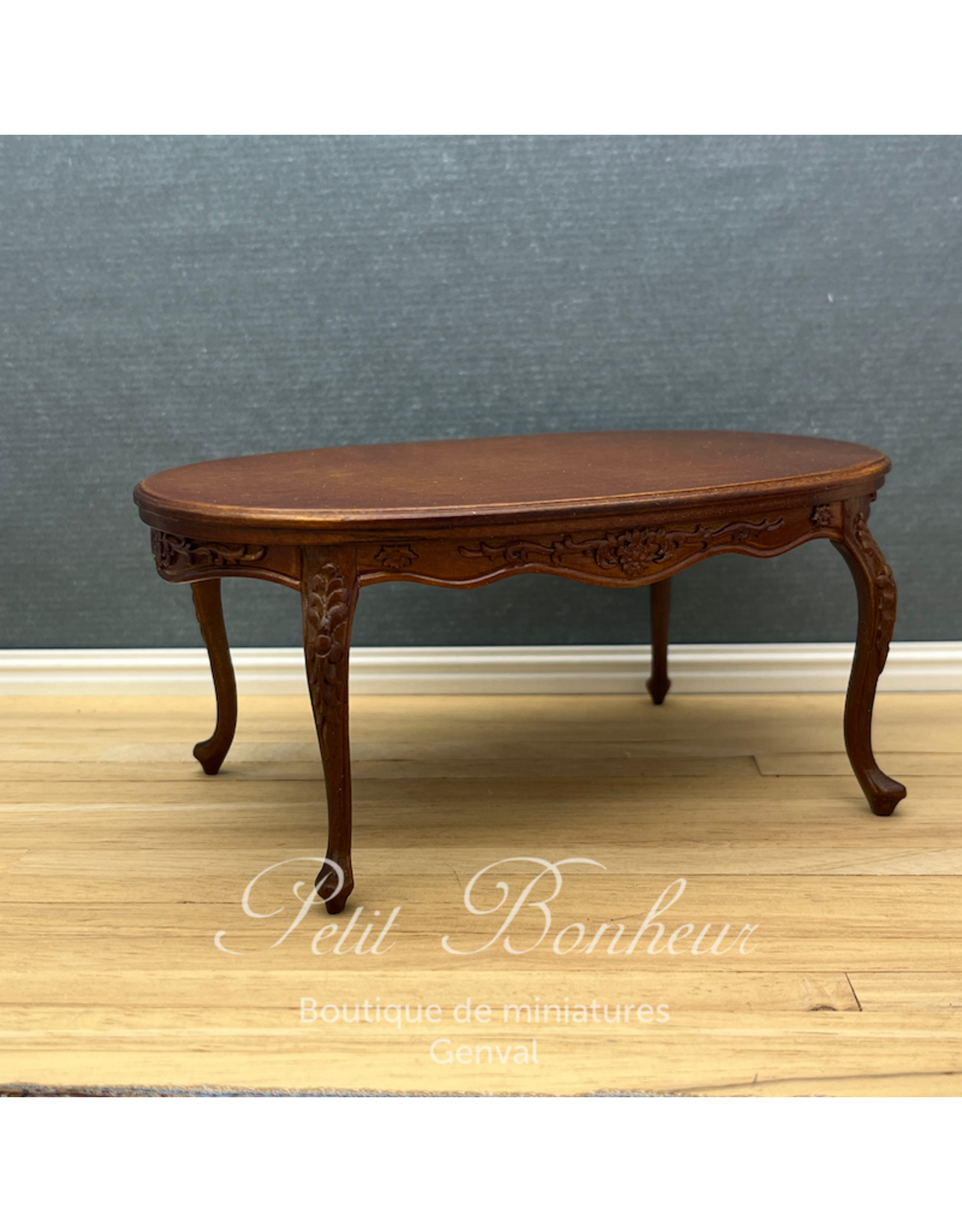 Table ovale sculptée Louis XV noyer