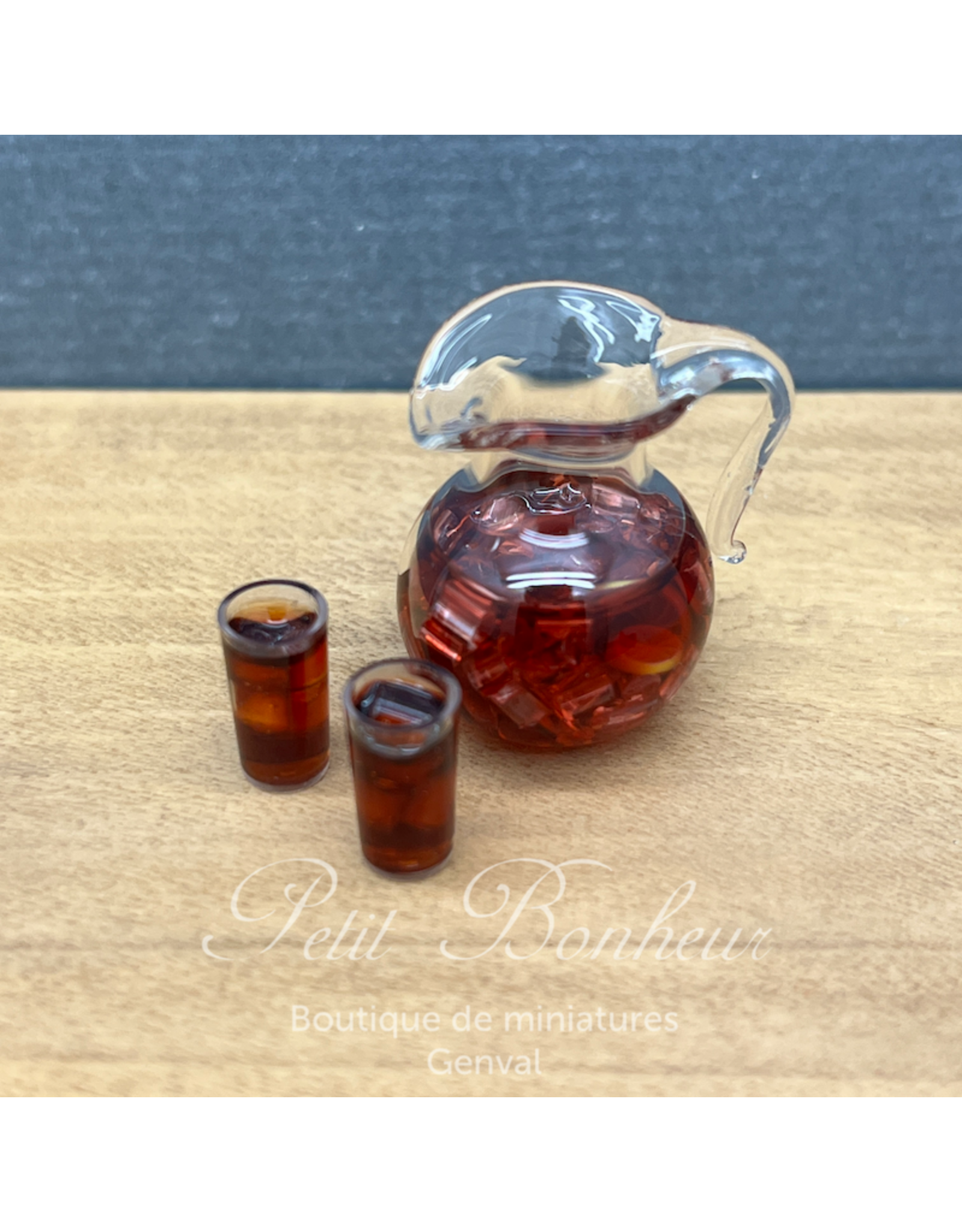 Town Square Miniatures Cruche de thé glacé avec 2 verres (miniature 1/12)