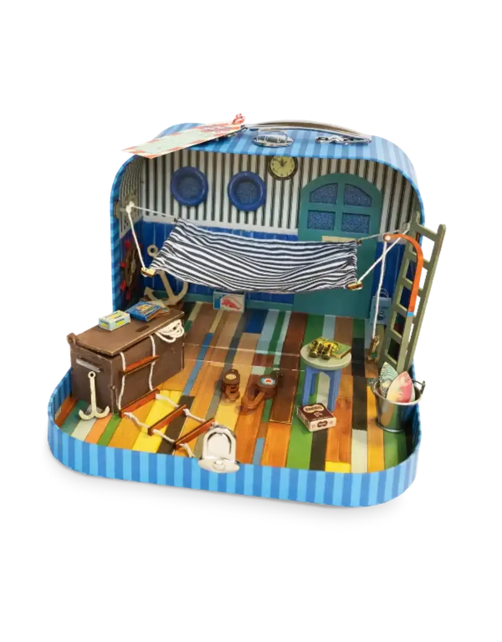 The Mouse Mansion Valise chambre de grand père Marin  maison de souris à assembler Opa Zeeman – univers miniature créatif transportableLa Maison des Souris à Emporter - La Cabine du Grand-Père Marin