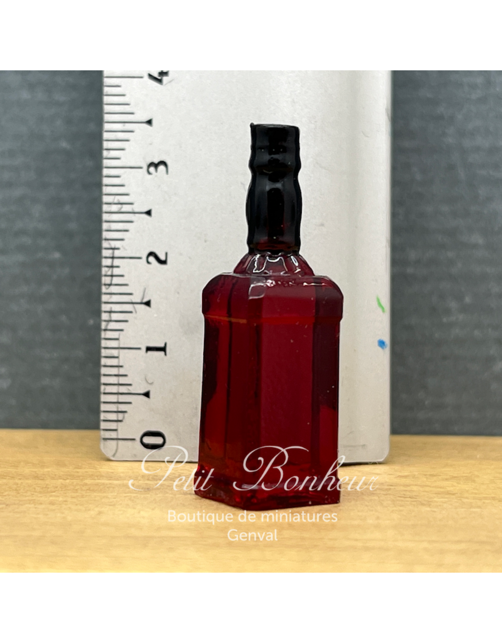 Grande bouteille de whisky sans étiquette