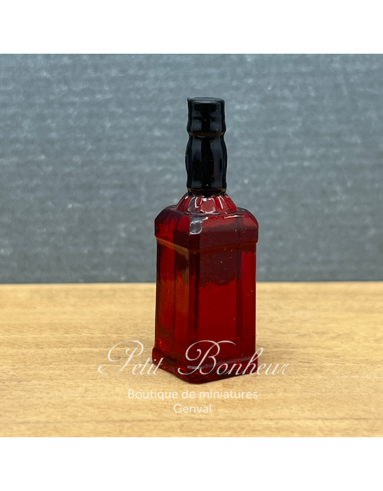 Grande bouteille de whisky sans étiquette