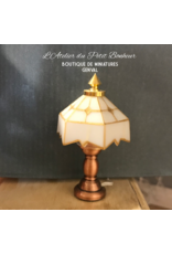 Lampe Tiffany blanche sur table