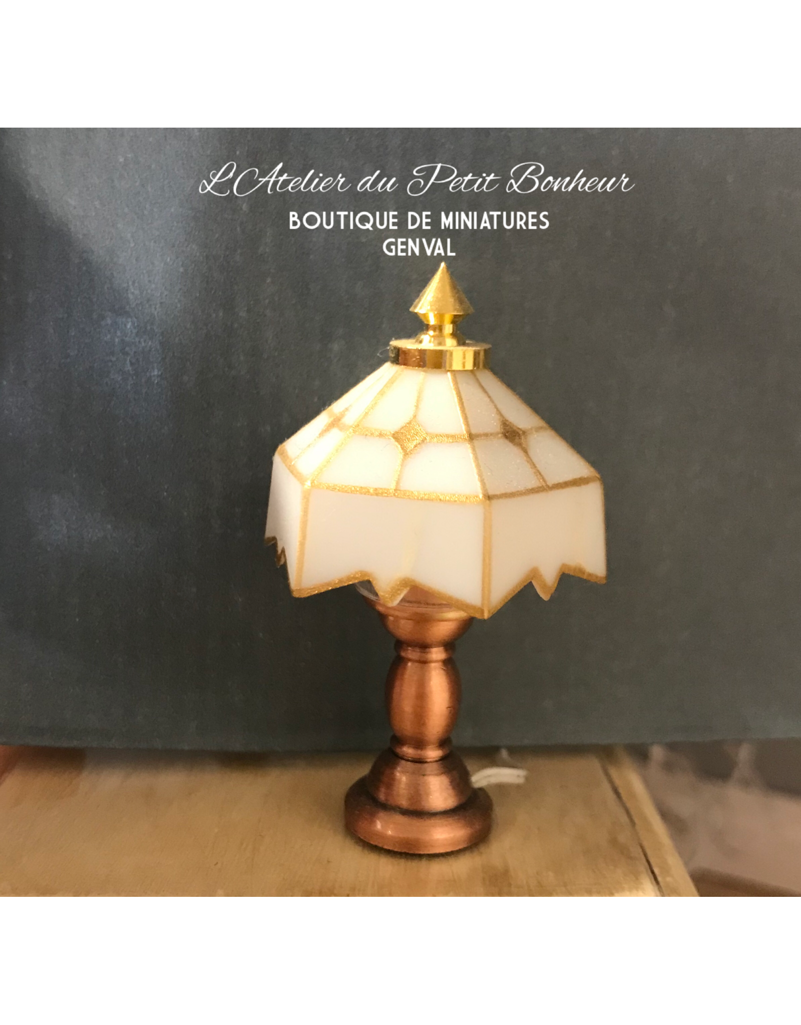 Lampe Tiffany blanche sur table